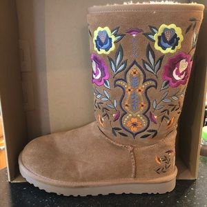 Embroidered multicolor Ugg’s